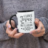 I Love Jesus But Cuss A Little, Lustige/Niedliche Sweary Kaffeetasse | 11 Oder 15 Unzen - Schöne Premium-Qualitäts-Geschenkidee | Erhältlich Mit von DesignsByPascal