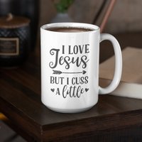 I Love Jesus But Cuss A Little, Lustige/Niedliche Sweary Kaffeetasse | 11 Oder 15 Unzen - Schöne Premium-Qualitäts-Geschenkidee | Weiß Farbig von DesignsByPascal