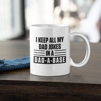 Ich Bewahre Alle Meine Dad-Witze in Einer Dad-A-Base-, Vater-Lustigen Kaffeetasse | 11 Oder 15 Oz Auf - Schönes Premium-Qualitätsgeschenk | Weiß von DesignsByPascal