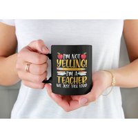 Ich Schreie Nicht Bin Ein Lehrer, Wir Sprechen Nur Laut, Lustige Kaffeetasse | 11 Oder 15 Unzen - Schönes Premium-Qualitätsgeschenk | Schwarz von DesignsByPascal