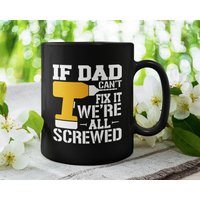 If Dad Can't Fix It We're All Screwed, Vater Lustige/Süße Kaffeetasse | 11 Oder 15 Unzen - Schöne Premium-Qualitäts-Geschenkidee | Schwarz Weiß von DesignsByPascal