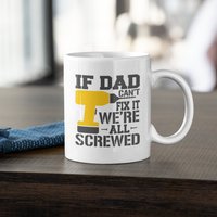If Dad Can't Fix It We're All Screwed, Vater Lustige/Süße Kaffeetasse | 11 Oder 15 Unzen - Schöne Premium-Qualitäts-Geschenkidee | Weiß Farbig von DesignsByPascal