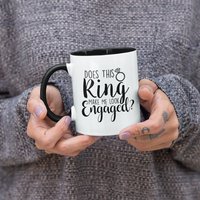 Lässt Mich Dieser Ring Verlobt Aussehen, Verlobte Niedliche/Lustige Kaffeetasse | 11 Oder 15 Unzen - Schöne Premium-Qualitäts-Geschenkidee von DesignsByPascal