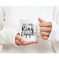 Lässt Mich Dieser Ring Verlobt Aussehen, Verlobte Süße/Lustige Kaffeetasse | 11 Oder 15 Unzen - Schöne Premium-Qualitäts-Geschenkidee | Weiß Farbig von DesignsByPascal