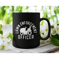 Lawn Enforcement Officer, Vater/Papa Lustige Süße Kaffeetasse | 11 Oder 15 Unzen - Schöne Premium-Qualitäts-Geschenkidee | Schwarz, Weiß Mit Farbe von DesignsByPascal