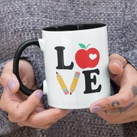 Lehrerliebe, Apfelstift Herz Niedliche Kaffeetasse | 11 Oder 15Oz - Schöne Hochwertige Geschenkidee | Erhältlich Mit Farbigem Innen- Und Henkel von DesignsByPascal