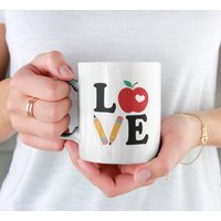 Lehrerliebe, Apfelstift Herz Niedliche Kaffeetasse | 11 Oder 15Oz - Schöne Premium Qualität Geschenkidee | Weiß Mit Farbigem Innen -Griff von DesignsByPascal
