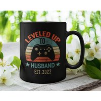 Leveled Up To Ehemann Est. 2023 | 2022 Oder Jedes Jahr, Custom Year Gamer Neuer Niedliche/Lustige Kaffeetasse | 11 15 Unzen - Schöne Geschenkidee von DesignsByPascal