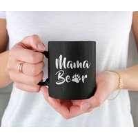 Mama Bär,/Mutter Pfotenabdruck Süße Kaffeetasse | 11 Oder 15 Unzen - Schöne Premium-Qualitäts-Geschenkidee | Schwarz, Weiß Farbig Innen Griff von DesignsByPascal