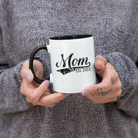Mama Est. 2022 | 2023 Oder 2021, Custom Year New Mother Cute Kaffee/Tee-Tasse | 11 15 Unzen - Schöne Qualität Geschenkidee | Erhältlich Mit Farbe von DesignsByPascal