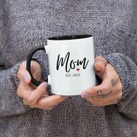 Mom Est. 2024 | 2025 Oder Ein Beliebiges Jahr, Benutzerdefiniertes Jahr Neue Mutter Niedliche Kaffee-/Teetasse | 11 15 Unzen - Schönes von DesignsByPascal