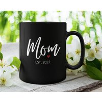 Mama Est. 2023 | 2022 Oder Ein Beliebiges Jahr, Custom Year New Mother Cute Kaffee/Tee-Tasse | 11 15 Unzen - Schönes Qualitätsgeschenk | Schwarz von DesignsByPascal