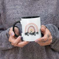 Mama Rainbow,/Mutter Niedliche Kaffee- Teetasse | 11 Oder 15 Unzen - Schöne Premium-Qualitäts-Geschenkidee | Verfügbar Mit Farbiger Innenseite Griff von DesignsByPascal