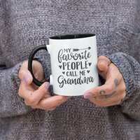 Meine Lieblingsmenschen Nennen Mich Oma, Großmutter Niedliche/Lustige Kaffeetasse | 11 Oder 15 Unzen - Schöne Qualitäts-Geschenkidee | Bunt Meine Lieblingsmenschen Nennen Mich Oma, Großmutter Niedliche/Lustige Kaffeetasse | 11 Oder 15 Unzen - Schöne Qualitäts-Geschenkidee | Bunt von DesignsByPascal