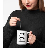 Nicht Heute. Lazy Pouting Panda, Lustige/Niedliche Antisocial Kaffeetasse | 11 Oder 15Oz - Schöne Premium Qualität Geschenkidee | Weiß Mit Farbe von DesignsByPascal