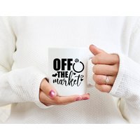 Off The Market, Verlobte Verlobung Niedliche/Lustige Kaffeetasse | 11 Oder 15 Unzen - Schöne Premium-Qualitäts-Geschenkidee | Weiß, Schwarz Mit von DesignsByPascal