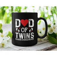 Papa Der Zwillinge Klassisch Overachiever, Niedlich/Lustiger Vater Schwarzer Kaffee Teebecher | 11 Oder 15 Unzen - Schöne von DesignsByPascal