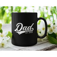 Papa Est. 2025 | 2026 Oder Ein Beliebiges Jahr, Benutzerdefiniertes Jahr Neuer Vater Niedlicher Kaffee-/Teebecher | 11 15 Unzen - Schönes von DesignsByPascal