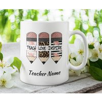Personalisierte Lehrer Tasse, Teach Love Inspire, Personalisierter Name Kaffeebecher | 11 Oder 15Oz - Schöne Premium Qualität Geschenkidee | Weiß von DesignsByPascal