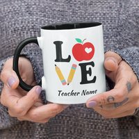 Personalisierter Süßer Lehrer Kaffeebecher, Love, Apfelstiftherz | 11 Oder 15 Oz - Schöne Premiumqualität Individuelle Geschenkidee von DesignsByPascal