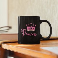 Prinzessin Mit Rosa Krone, Süße Kaffeetasse | 11 & 15 Unzen - Schöne Premium-Qualitäts-Geschenkidee | Schwarz, Weiß Oder Farbiger Innenseite/Griff von DesignsByPascal