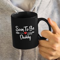 Soon To Be Daddy, Est 2021, New Father/Dad Cute Black Coffee Mug | 11Oz - Schöne Premium Qualität Geschenkidee Soon To Be Daddy, Est 2021, New Father/Dad Cute Black Coffee Mug | 11Oz - Schöne Premium Qualität Geschenkidee von DesignsByPascal