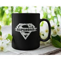 Superdad, Super Dad/Vater Süße Kaffeetasse | 11 Oder 15 Unzen - Schöne Premium-Qualitäts-Geschenkidee | Schwarz, Weiß Mit Farbiger Innenseite/Griff von DesignsByPascal