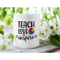 Teach Love Inspire, Autism Awareness, Lehrer Niedliche Kaffeetasse | 11 Oder 15 Unzen - Schöne Premium-Qualitäts-Geschenkidee | Weiß, Schwarz Farbig von DesignsByPascal