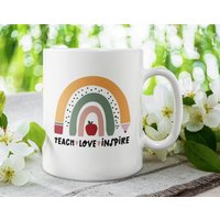 Teach Love Inspire, Lehrer Bleistift Regenbogen Niedliche Kaffeetasse | 11 Oder 15 Unzen - Schöne Premium-Qualität Geschenkidee | Ganz Weiß Mit Farbe von DesignsByPascal