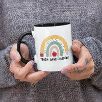 Teach Love Inspire, Lehrer Bleistift Regenbogen Niedliche Kaffeetasse | 11 Oder 15 Unzen - Schöne Premium-Qualitäts-Geschenkidee | Erhältlich Mit von DesignsByPascal