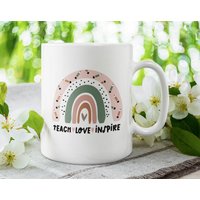 Teach Love Inspire, Lehrer Regenbogen Niedliche Kaffeetasse | 11 Oder 15 Unzen - Schöne Premium-Qualitäts-Geschenkidee | Weiß Mit Farbiger von DesignsByPascal