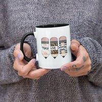 Teach Love Inspire, #teacherlife, Lehrer Bleistift Niedliche Kaffeetasse | 11 Oder 15Oz - Schöne Hochwertige Geschenkidee | Farbige Innenseite/ von DesignsByPascal