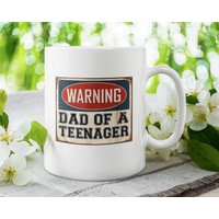 Warnender Vater Eines Teenagers, Lustiger Vater-Kaffeebecher | 11 Oder 15 Oz - Schöne Premium-Qualitäts-Geschenkidee | Weiß, Schwarz Mit Farbe von DesignsByPascal