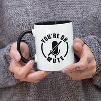 You're On Mute, Zoom Meeting Lustige Kaffeetasse | 11 Oder 15 Unzen - Schöne Premium-Qualitäts-Geschenkidee | Erhältlich Mit Farbiger Innenseite von DesignsByPascal