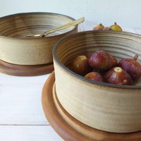 Beige Und Schwarze Steinzeug Schüsseln Set, Set Von Zwei Verschachtelten Keramik Schüsseln, Tiefe Servierschalen, Nudelschalen von DesignsByViviH