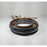 Graue Steingut-Donut-Vase, Rustikale Ringvase, Moderne Runde Keramikvase, Einzigartige Ikebana-Vase, Beige Stiefmütterchenvase, Niedrige Blumenvase von DesignsByViviH
