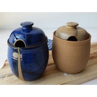 Keramik Honigtopf, Vorratsdose, Brauner Behälter, Honig Vorratsdose, Deckeldose, Blaues Glas Und Deckel, Honigdose von DesignsByViviH
