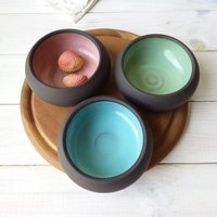 Kleine Schwarze Und Grüne Keramik Schale, Rosa Oder Blau Servierschale, Dessert Snack Schale von DesignsByViviH