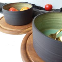 Set Aus Zwei Schwarzen Und Grünen Verschachtelten Keramikschalen, Tiefen Keramik-Servierschalen, Schwarzen Keramikschalen von DesignsByViviH