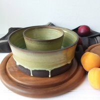 Set Von Zwei Schwarzen Und Grünen Keramikschalen, Tiefe Keramik Servierschalen, Schwarze Keramikschalen von DesignsByViviH