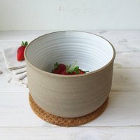 Weiße Und Graue Steingut-Schale, Tiefe Keramik-Salatschüssel, Keramik-Servierschale, Weiße Pasta-Schale von DesignsByViviH