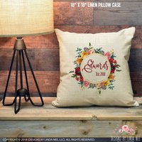 Benutzerdefinierte Kissen Brautdusche Personalisierte Hochzeit Geschenk Fall Einweihungsparty Jahrestag Für Paar Blumenkissen Monogramm Pcp75 von DesignsbyLindaNeeToo
