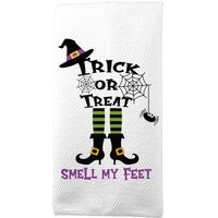 Halloween Küchenhandtücher, Hexenbeine Geschirrtuch, Tiered Tablett Accessoire, Trick Or Treat Smell My Feet Zitat, Lustiges Geschenk X-Hal005 von DesignsbyLindaNeeToo