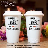 Nurses Can't Fix Stupid But We Can Sedate It Personalized Travel Ceramic Coffee Tumbler Mug, Geschenk Für Krankenschwester, Rn, Nursing School Grad von DesignsbyLindaNeeToo