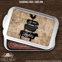 Personalisierte Kuchenform Auflaufform Schale Hausaufhärtung Geschenk Hochzeitsgeschenk Brautdusche Benutzerdefinierte Hostess Monogrammed Bauernhof Personalisierte Kuchenform Auflaufform Schale Hausaufhärtung Geschenk Hochzeitsgeschenk Brautdusche Benutzerdefinierte Hostess Monogrammed Bauernhof von DesignsbyLindaNeeToo