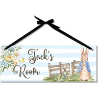 Personalisiertes Türschild Für Baby, Peter Rabbit Schild, Flopsy Holz Kinderzimmer Namensschild, Baby Geschenk Schlafzimmer Blue B-Anm010 B-Anm011 von DesignsbyLindaNeeToo