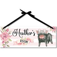 Personalisiertes Türschild Für Mädchenzimmer, Schwarzes Schweinchen Holz Namensschild, Geburtstagsgeschenk, Schlafzimmer Türschild, Kleines von DesignsbyLindaNeeToo