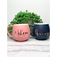 Hubby Und Wifey Coral Navy Hug Becher Set 450Ml von Designsbyaliciaa