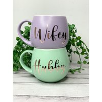 Hubby & Wifey Lila Und Lime Umarmung Tasse Set 450Ml Paar von Designsbyaliciaa