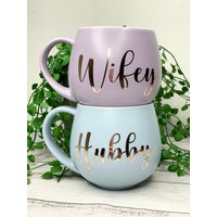 Hubby & Wifey Pastell Lila Und Blau Hug Tasse Set 450Ml von Designsbyaliciaa